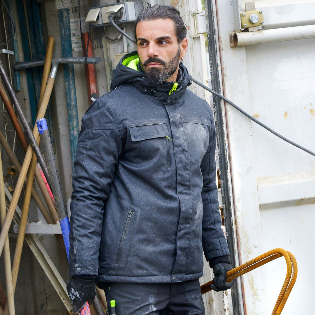 Froid, pluie, vent : comment adapter sa tenue de travail en hiver ?