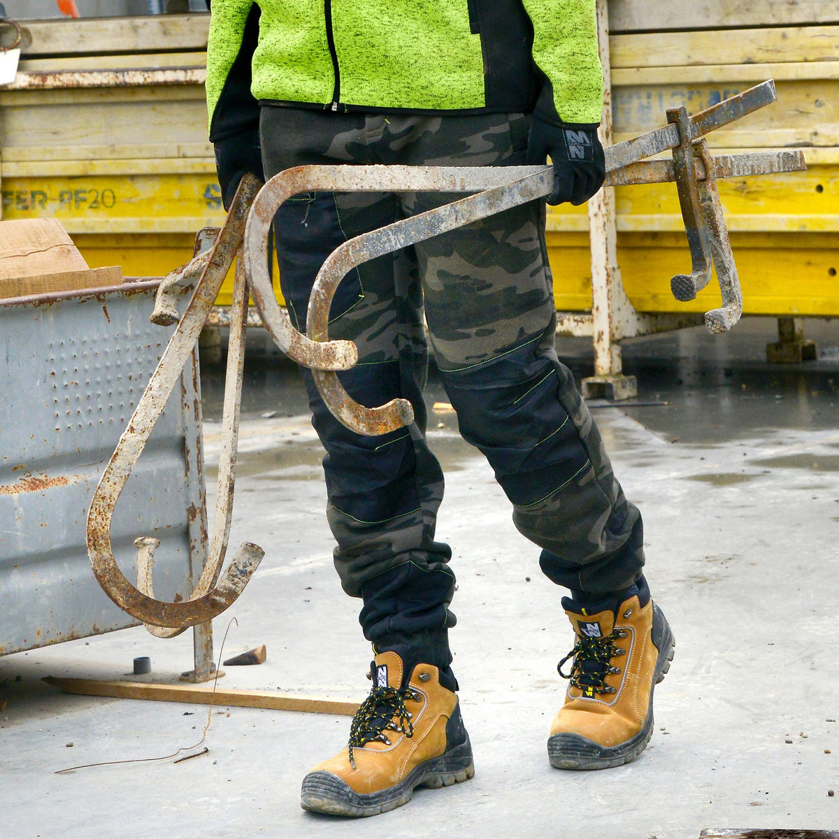 Multipoches, genouillères, renforts : les détails qui font la différence